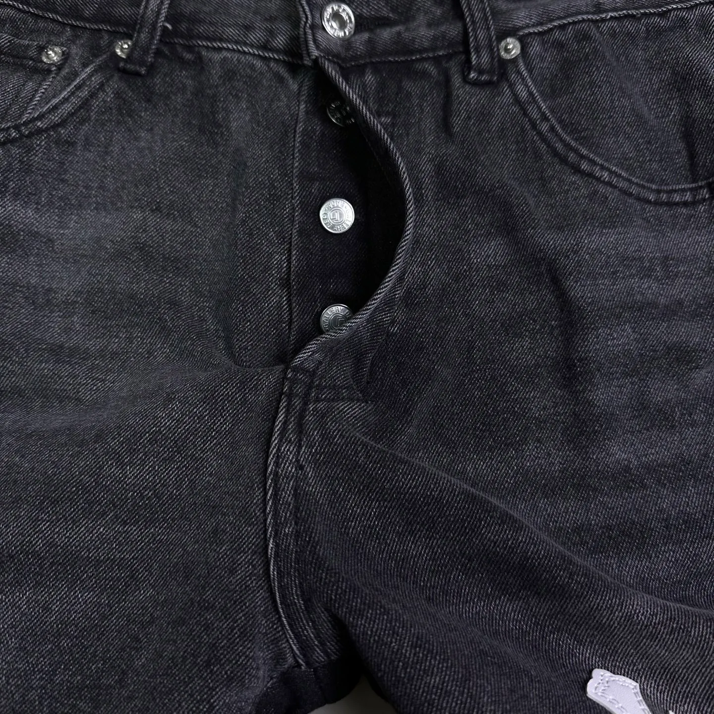 P240 GALLERY DEPT. & Croixin co-branded 2025 new spliced ​​white cross patch leather couple's bootcut jeans 🔥High version🔥High version🔥 Top ceiling quality Styles with different washed textures are very friendly to people with thin legs and thick legs. The bootcut version is very flattering. Moderate length that never goes out of style, easy to match with casually, basic styling for various styles, a must-have in the wardrobe! The fabric is stiff but also makes the upper body soft without losing texture. The washing process is even more perfect. It is a must-have item for everyone! ! ! Washed wheat, hang tag, pants label, three complete labels, color: black, size: 28, 30, 32, 34, 36 (five sizes)